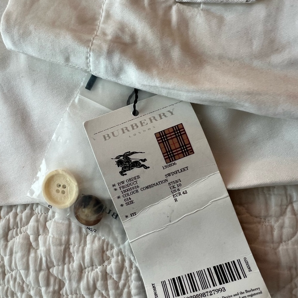 Burberry, Capri pant, white, medium stretch, cute, cute, cute. Never Been Worn.